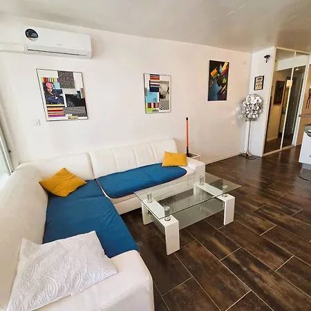 703 Grand T2 Pers Port Ambonne 1eme Etage *