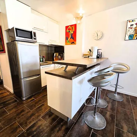 703 Grand T2 Pers Port Ambonne 1eme Etage Агд